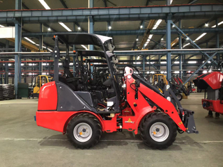 Cargador de ruedas 810 (certificado por la EPA+capacidad de elevación 650 kg+altura de elevación 2238 m+motor Kubota)